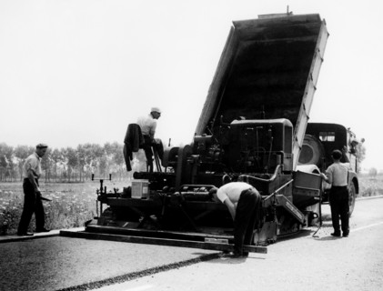 pose d'asphalte sur le tronçon vers melegnano, 1959