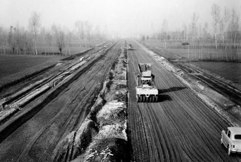 construction de routes, autostrada del sole, compactage au rouleau et au pied, 1958