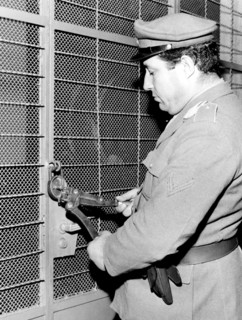 agent financier gardant les caves de vieillissement, 1962