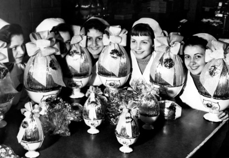 Ouvriers à Turin et emballage d'œufs en chocolat, 1958