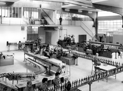 industrie des liqueurs, société martini et rossi, département d'embouteillage, 1965