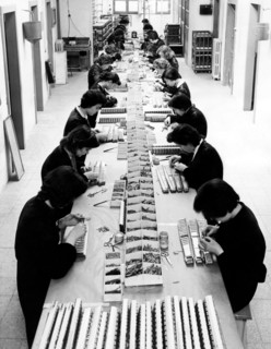 construction de "voix" en accordéon à castelfidardo, 1965