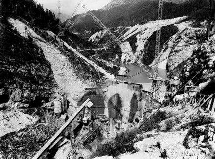 une phase de la construction du barrage de pontesei, 1957