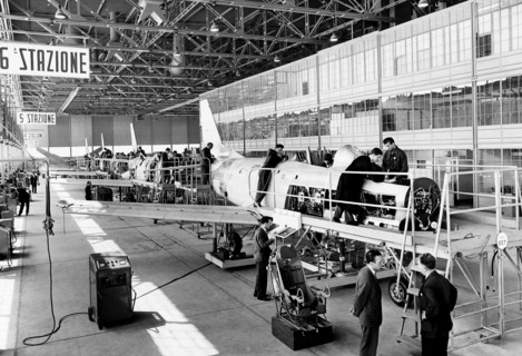 assemblage final de l'avion F86K de fiat, 1957
