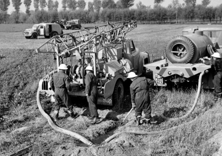 équipe d'exploration pétrolière utilisant la méthode de sismique réflexion, 1955