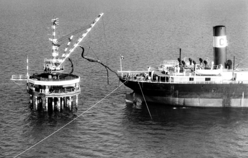 raffinerie de sarom sur une île artificielle, 1957