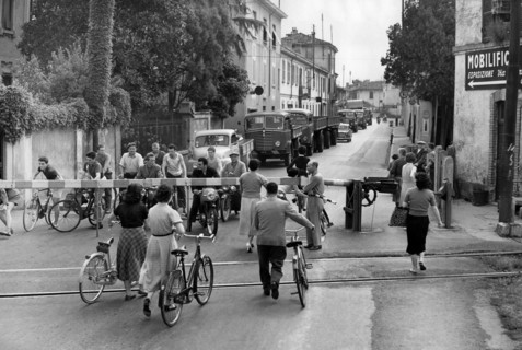 attente au passage à niveau, 1955
