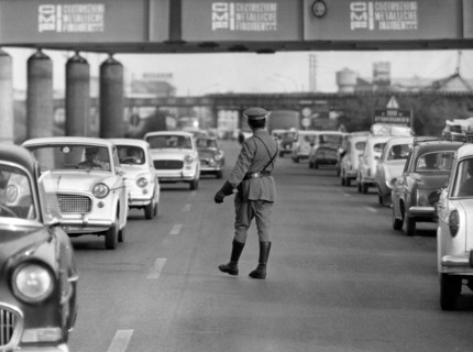 un agent de la circulation, 1964