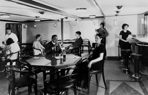 touristes au bar de troisième classe sur le paquebot victoria, 1930