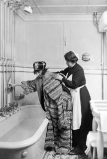 touriste et serveuse dans les toilettes, 1930