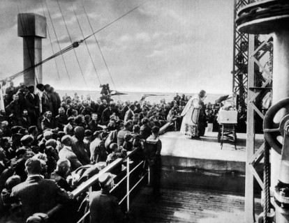 marine, motorship giulio cesare, émigrants assistant à la messe, 1930