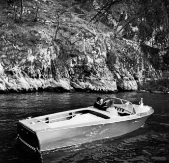 couple en excursion sur le bateau florida du chantier naval riva di sarnico, 1961