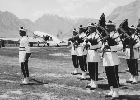 aéroport de gilgit au pakistan, accueillant des explorateurs militaires en route pour nanga parbat, 1953