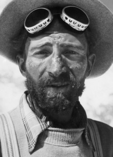 Portrait d'hermann buhl après l'ascension de nanga parbat, pakistan, 1953