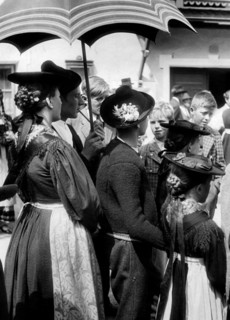 costumes de la vallée de la pusteria, province de bolzano, 1947