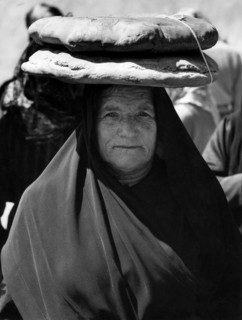 femme portant du pain à stilo reggio di calabria, 1967
