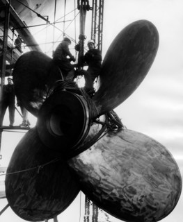 assemblage de l'hélice du raffaello au chantier naval san marco de trieste, 1963