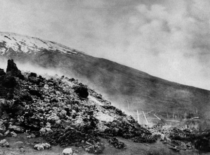 rapport sur l'éruption du vésuve du 4 avril 1906, vésuve, le chemin de fer détruit par la lave, 1906