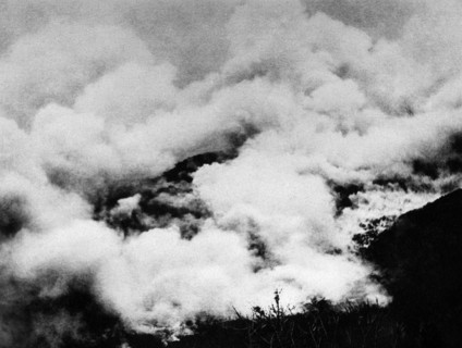 service de l'éruption du vesuvius du 4 avril 1906, vesuvius, une bouche de lave s'ouvre sur le flanc et détruit boscotrecase le 5 avril 1906
