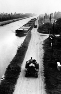 convoi de sabliers sur la naviglio vers castelletto di abbiategrasso, 1946 1950