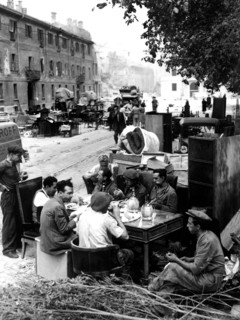 déménageurs au déjeuner sur la piazza sant'ambrogio, 1943