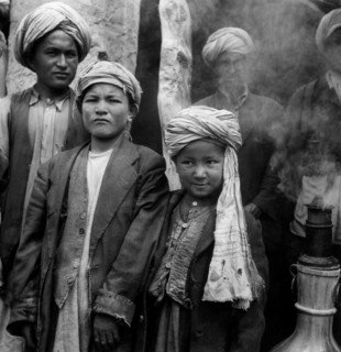 devant une maison de thé près d'un samovar, 1956