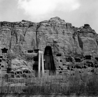 bouddha géant taillé dans la roche dans la vallée de surkhab, 1956