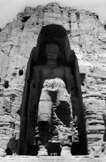 le grand bouddha sculpté dans les murs de la vallée de bamiyan, 1960