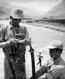afghans au travail le long de la nouvelle route, 1960