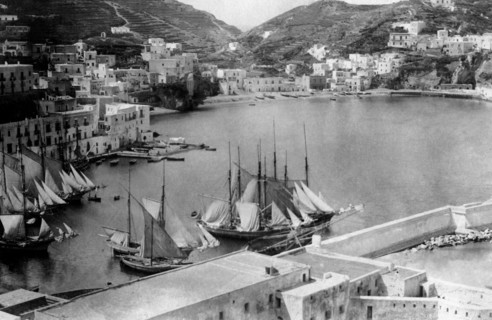 lazio, vue de ponza et des maisons de santa maria à droite, 1910 1920