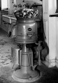 milan, éplucheuse de pommes de terre au nouveau restaurant de la gare centrale, épluche six kilos toutes les trois minutes, 1920 1930