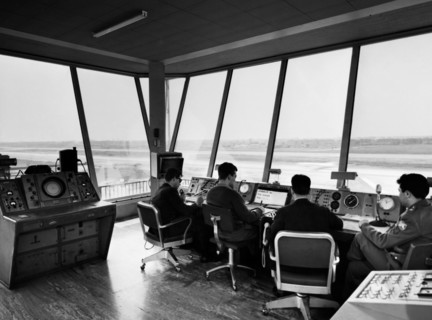 intérieur de la tour de contrôle de l'aéroport de milan linate, 1950 1960