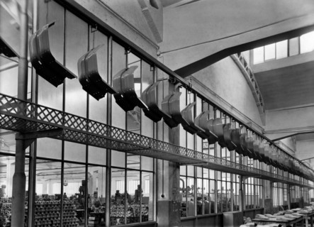 milan, usine innocenti, département peinture et chromage, 1955