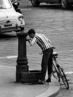 milan, garçon se désaltérant à la fontaine, 1963