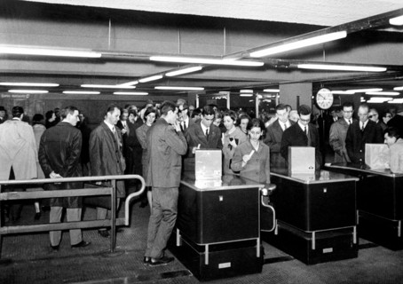 milan, l'ob ob obliterateur a la station de métro, 1964