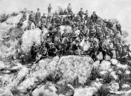 Membres du Touring Club italien faisant une excursion à vélo en Sardaigne, 1901