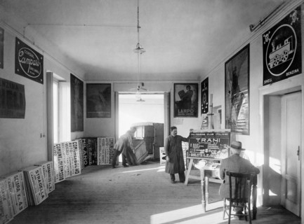 intérieur d'un atelier d'insignes peints à la main, 1910 1920