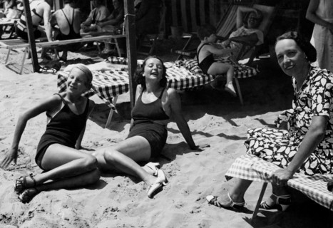italie, lido de venise, sur la plage près des cabines, 1920 1930