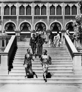 italie, lido de venise, marches de l'hôtel excelsior au lido de venise, 1927