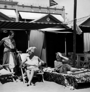 italie, lido de venise, sur la plage de l'hôtel excelsior sur le lido de venise, 1927