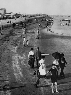 italie, lido de venise, promenade sur le rivage du lido de venise, 1910