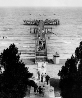 passerelle sur la plage de l'hôtel excelsior sur le lido de venise, 1930
