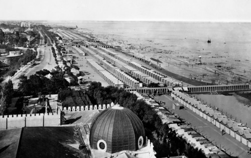 italie, lido de venise, vue de la plage du lido de venise, 1930