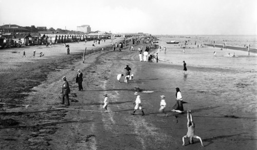 italie, lido de venise, promenade sur la rive du lido de venise, 1910