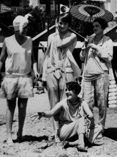 italie, lido de venise, groupe d'amis sur la plage, 1927