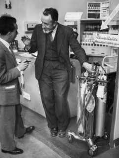 italie, lombardie, milan, un stand au pavillon médical de la XXIVe édition de la fiera campionaria, 1951