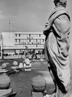 italie, lombardie, milan, entrée principale de la XXIVe édition de la foire, 1951