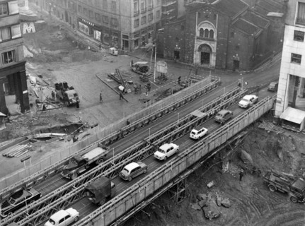 italie, lombardie, milan, travaux d'excavation avec ponts bailey temporaires pour la station de métro san babila, 1965