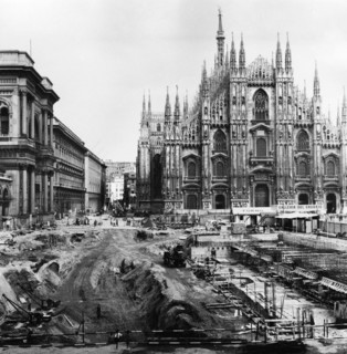italie, lombardie, milan, travaux d'excavation pour la station de métro duomo, 1965