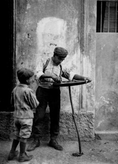 italie, milan, vendeur de rue vendant un gâteau aux châtaignes, 1910